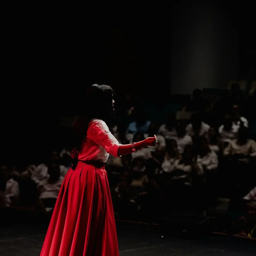 Lina Palma en un escenario de teatro