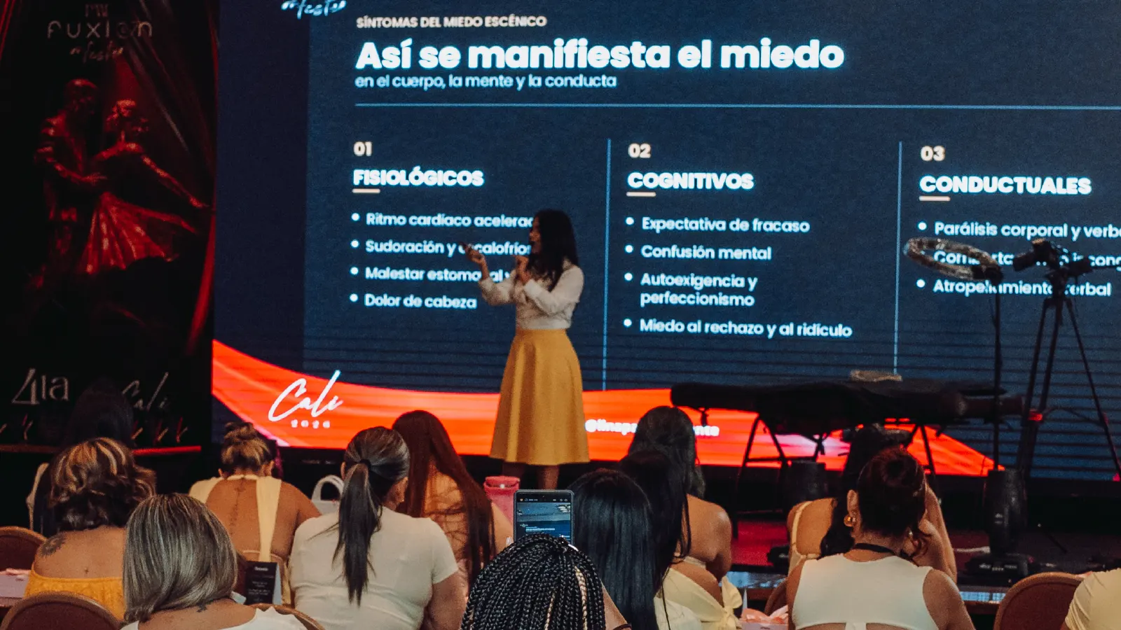 Lina Palma dictando una conferencia, imagen del programa Comunica Sin Miedo